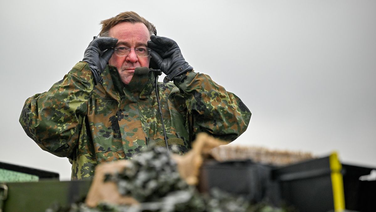 Boj o povinnou vojnu. Němci se hádají, Putin se směje